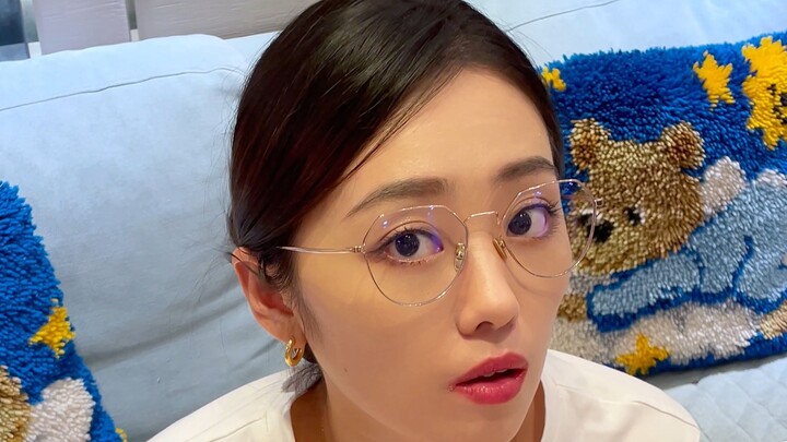 Orang duduk di rumah, kue tiba-tiba muncul dari langit