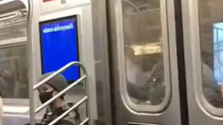 For a moment, you can’t tell who the real star is!