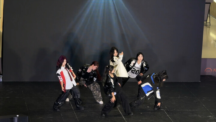 How did dexx end up doing a roadshow in Xiamen, clang clang? Turns out it was six Thai idol girls al