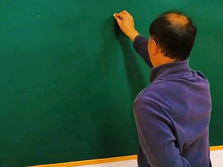 Chữ của thầy cô viết rất đẹp.