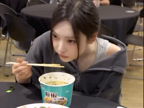 ตอนทัวร์คอนเสิร์ต นิงอี้จั๋วกินบะหมี่กึ่งสำเร็จรูปรสพริกไทยไต้หวันของคังซือฟู (≧▽≦)