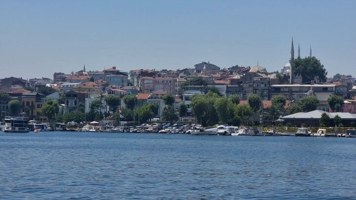 Istanbul’s timeless skyline unfolding quietly beyond the blue Golden Horn. 🌊🏘️✨