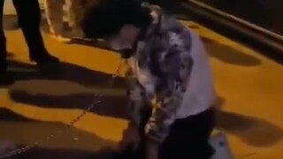 当街遛儿子被警察发现了