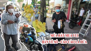 Khâm phục 2 người đàn ông cùng Nhảy Múa Hát để bán vé số và Cào cào lá Dừa 20k ở đường phố Sài Gòn