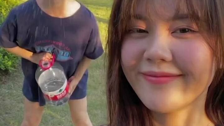 منوّع على الأخت اللي بترش ماء! خلّينا نصورها؟