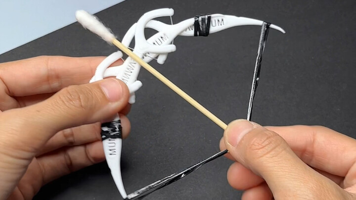 Make a bow and arrow using four pieces of dental floss—easy to learn at a glance!