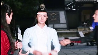 [Bojun Yixiao] Singa kecil dan kucing kecil adalah kombinasi yang tak tertandingi dan menggemaskan. 