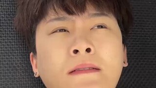 Hari ini setelah potong rambut, tinggi badanku berhasil mencapai 2 meter...