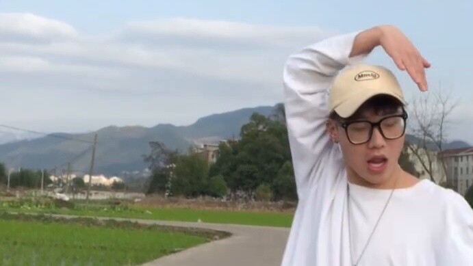 HyunA pedesaan menari mengikuti lagu "I'm Not Cool" di lapangan