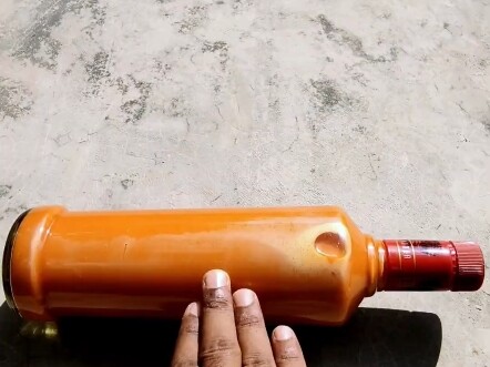 Khoảnh khắc giải áp khi lăn chai xuống cầu thang