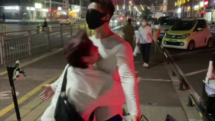 คนเดินถนนที่กล้าหาญจริงๆ