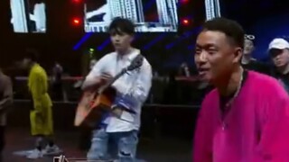 เมื่อแชมป์สตรีทแดนซ์ระดับโลก Xiao Jie ปรากฏตัวบนวงการแร็ป ฉันสงสัยอย่างจริงจังว่าเขาเดินเข้าฉากผิดหร