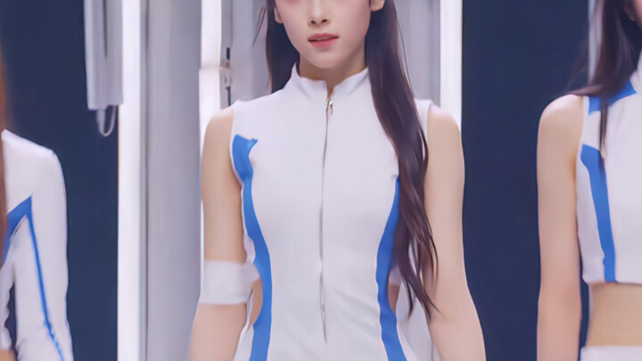 Oh my god, a life-size masterpiece—this is the first time I’ve seen an idol who looks so much like s