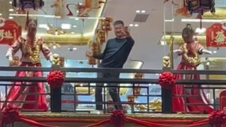 เมื่อฉันมาที่หวู่ฮั่นครั้งแรก หอคอยกระเรียนเหลืองนั้นแปลกมาก มันสามารถเชิญปรมาจารย์เมคาเงะริวรุ่นแรก