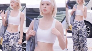 الزوج ذو الخصر النحيف والشعر الأبيض الذهبي يثير ضجة كبيرة! إطلالة باي بيه جين سول في المطار 240726