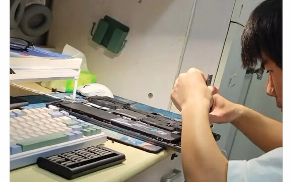 Roommates are all gaming, but this MechRevo owner is digging into the inner workings of their PC.