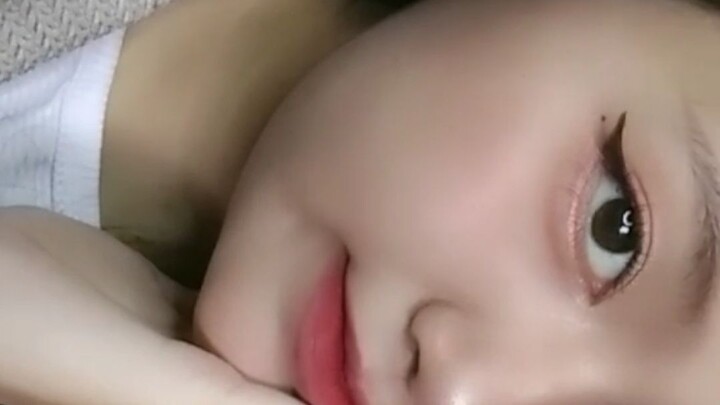 hallo semuanya perkenalkan sama aku jae jangan lupa mampir ke live aku ya guys babay