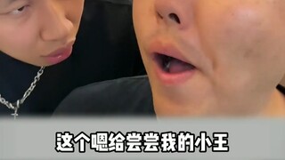 Teman sekamar saya makan kartu remi dengan lahap, setelah ragu-ragu lama, saya akhirnya memutuskan u