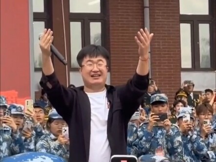 Pihak kampus mengeluarkan 2.000 yuan untuk mengundang Direktur Zhang menyanyikan “Qinghua”, sementar