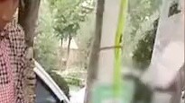 ابنة تعود إلى المنزل بعد عام وتتظاهر بأنها غريبة لشراء فطائر والدها، قائلة إنها تريد إعطاء والديها ا