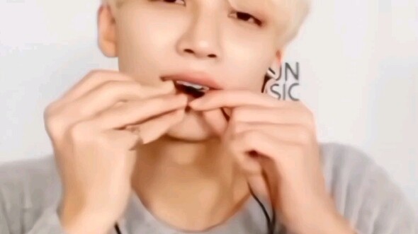 最后的眼神像是被淋湿的小狗那样 湿漉漉的