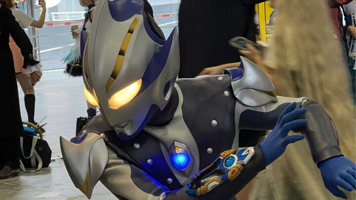 Hikari tại 5.2 Firefly Comic Con, chắc kiếp trước tôi phải cứu thiên hà mới gặp được nhà khoa học vĩ