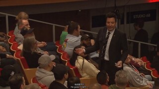 هدايا عيد الميلاد من سانتا جونسون ومعركة الوسائد مع جيمي فالون