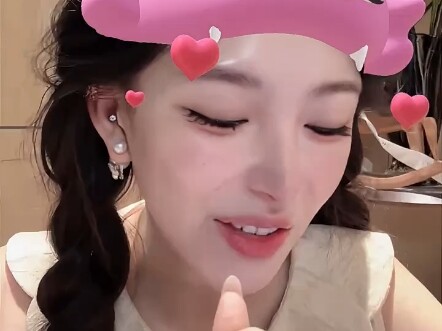 Million-follower influencer Ally reveals her original childhood appearance.