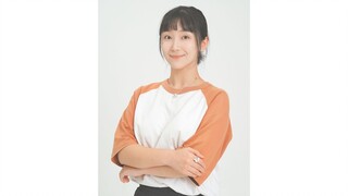 Why do people cross their arms when taking employee photos?