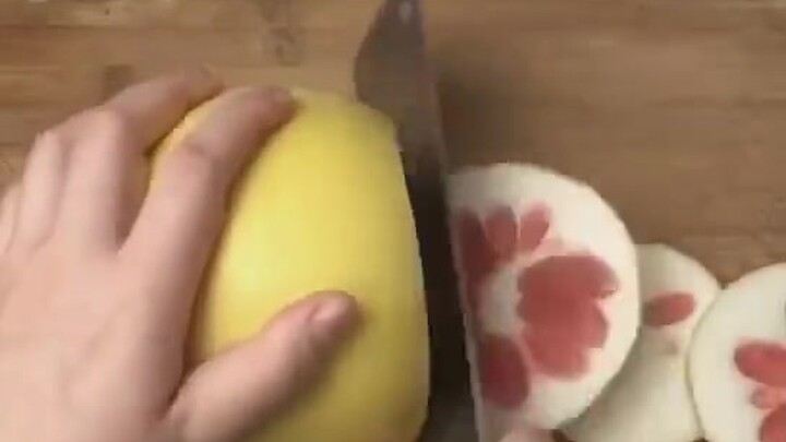 The correct way to peel a grapefruit for your girlfriend