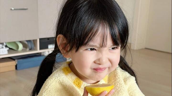 Dia ngotot mau makan lemon—meskipun dipilih sendiri dan rasanya super asam, dia tetap harus habisin 