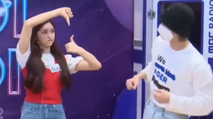 المشهد الشهير للشقيقة الرقيقة والحليبية! العمّ الصغير كاد يُغمى عليه من الكيوت 【IVE】 إذاعة المثاليين