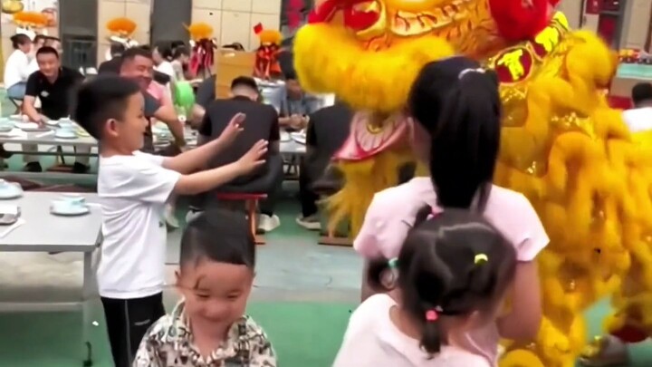 Trong sư tử có chó