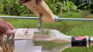 Cách cắt chai rượu rỗng thành cốc nước.