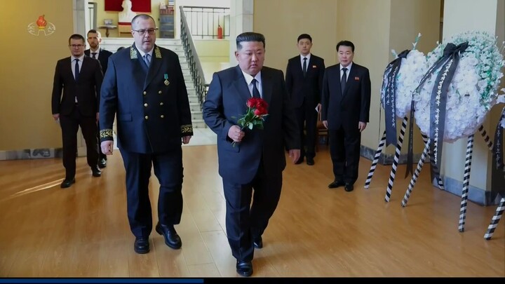 Estimado camarada Kim Jong Un realiza visita de condolências à embaixada da Rússia