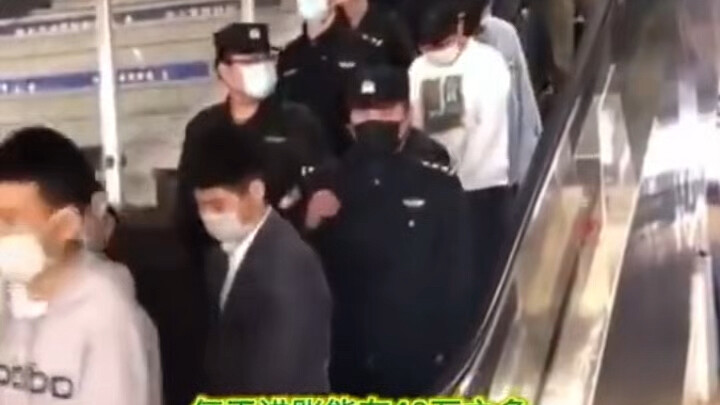 Orang kuat tidak pernah mengeluh tentang lingkungan.