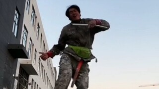 农民工自创双节棍曳步舞！