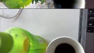 Tiêu đề: "Robot đứng trên những ngọn núi phủ tuyết vào lúc hoàng hôn." Trí tưởng tượng của AI đang ở