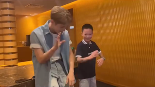 张艺兴教小朋友跳舞  《孤注一掷》直播造型230802