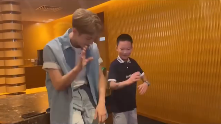 จางอี้ซิงสอนเด็กๆ เต้น ลุคไลฟ์สดจากภาพยนตร์ "วิบากกรรม" 230802