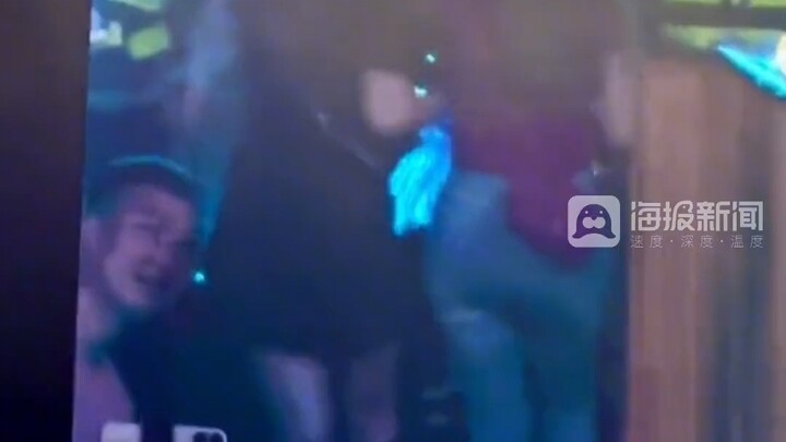 คอนเสิร์ตใกล้จบแล้ว จับได้สองคนที่ “เด่นจนเกินไป” ตรงนั้นเลย