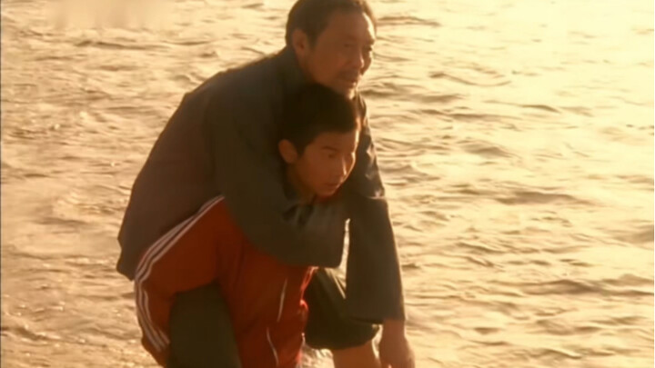 Based on a true story, in order to take care of his paralyzed father, he carried his father to schoo