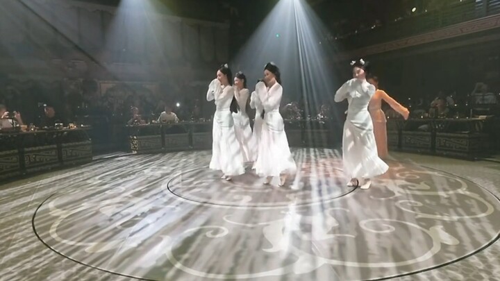 اليوم لا شيء أفعله سوى الاستماع إلى الأغاني في قاعة العروض! مأدبة تشاؤ دو لي