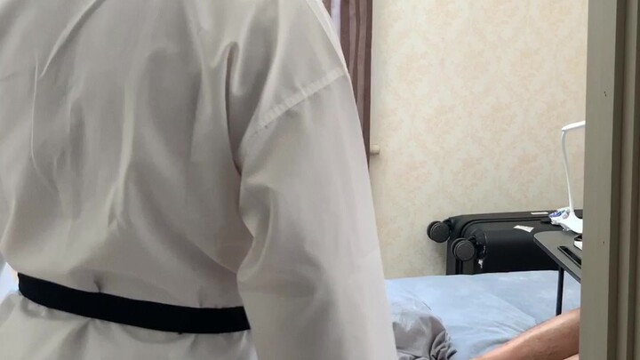 Loạt phim Black Belt Dad: Sự cố về cổng điện thoại