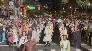 Semua orang menari bersama di malam Halloween di New York, sungguh sangat menggetarkan hati❗