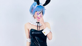 Seorang anak laki-laki bercosplay sebagai gadis Rem Bunny, dan dia benar-benar bisa menyembunyikanny