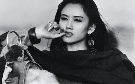 Nhan sắc tuyệt trần thuở thiếu thời của “Công chúa Khổng Tước” Dương Lệ Bình | Một lần ngoảnh lại là