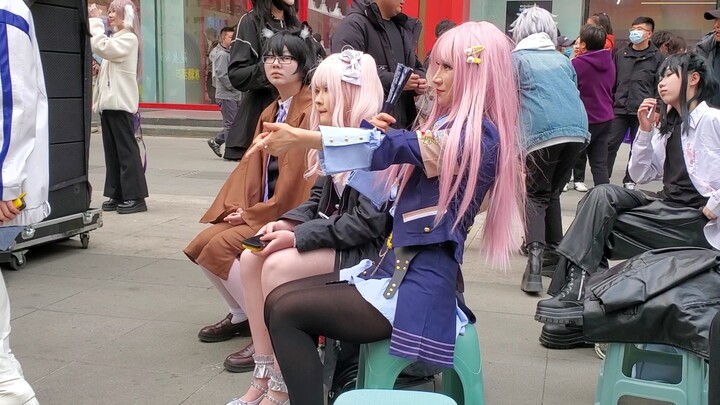 Why are there more and more female cosplayers smoking these days~?