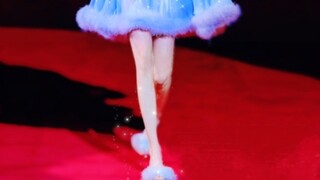Stunning! Just a pair of legs can make you famous~