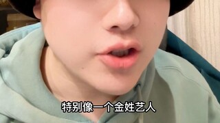 เมื่อคุณครูโทนี่ตัดผมให้คุณเสร็จแล้ว ยังชมเชยคุณอย่างประจบประแจงว่าเหมือนดาราอีก···